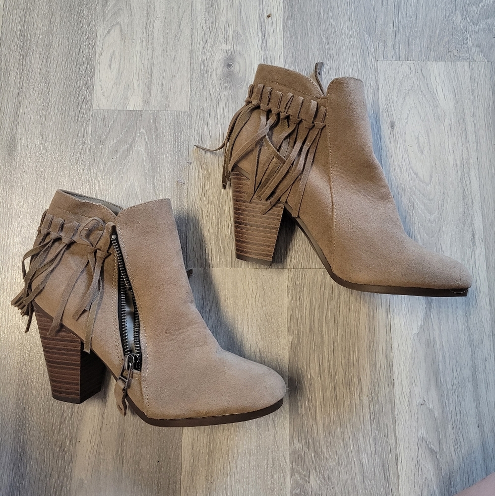 7|$30 Breckelle zip up booties